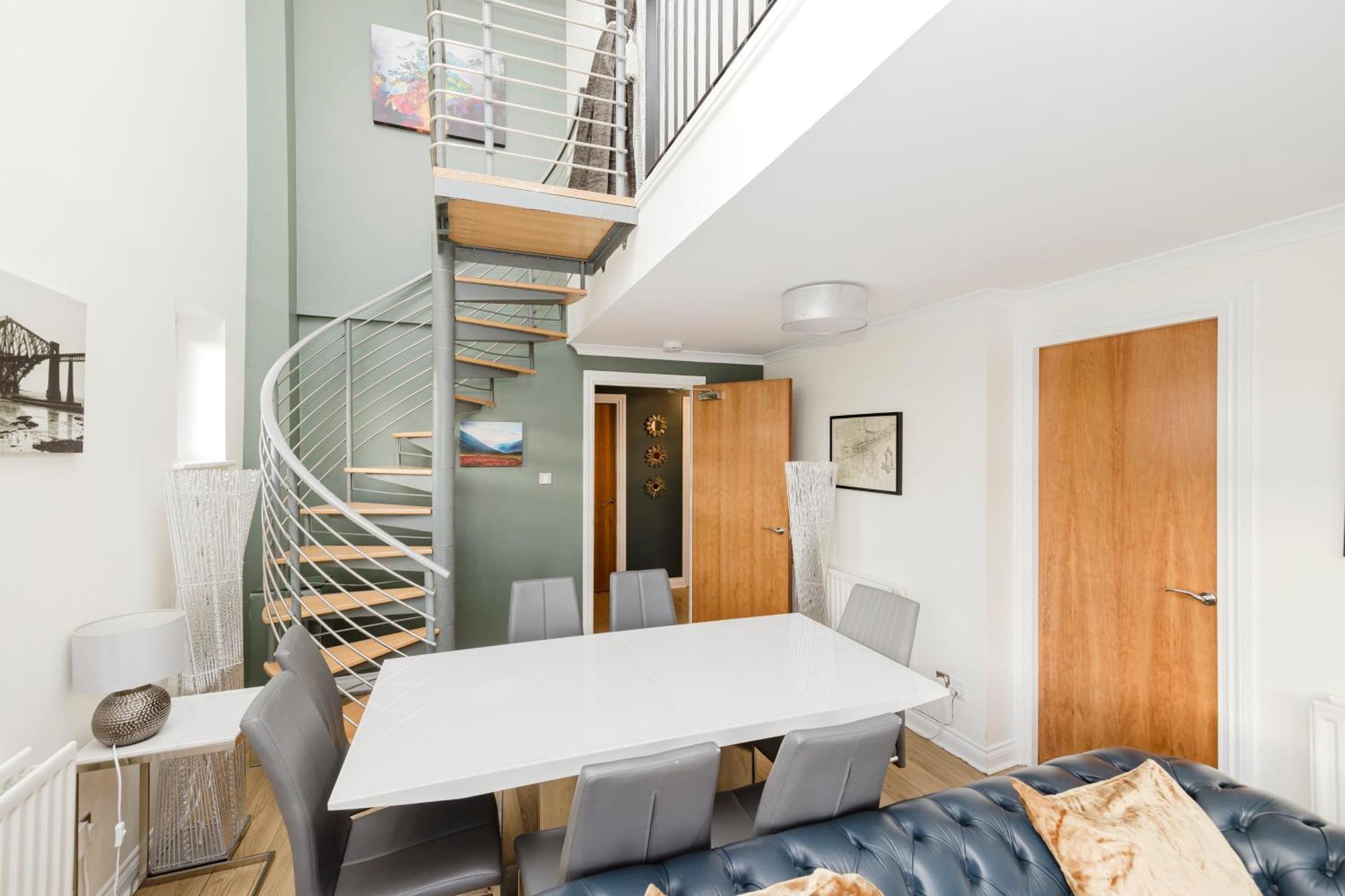 Joivy Stylish Apartment With Balcony In Old Town Edimburgo Esterno foto